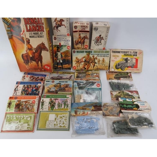 257 - An assortment of twenty model making kits. Mostly military related. (20 items). 
Condition report: S... 