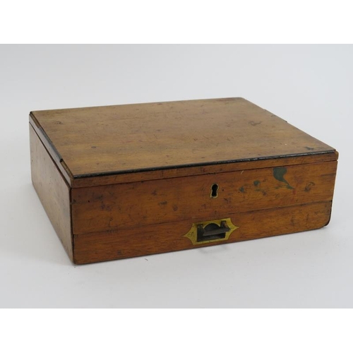 263 - A Reeves & Sons artists paint box, late 19th/early 20th century. 23 cm width. 
Condition report: Som... 