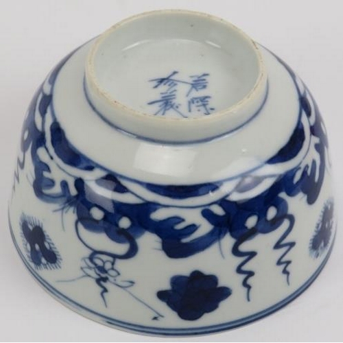 31 - A group of three Chinese porcelain wares, 19th century. Comprising a blue and white decorated bowl, ... 