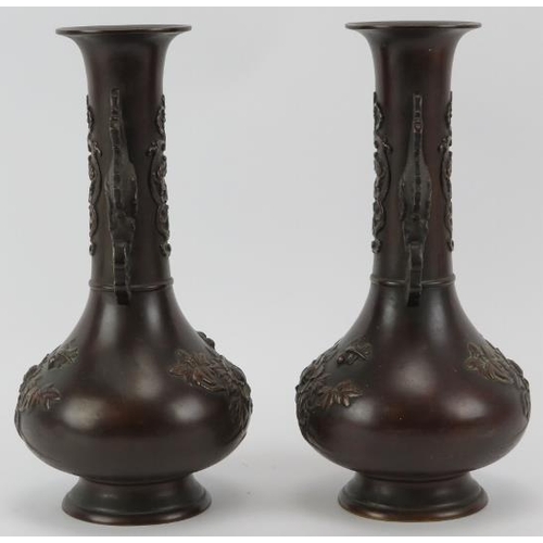 34 - A pair of Chinese twin handled bronze vases, early 20th century. (2 items) 27 cm height.
Condition r... 