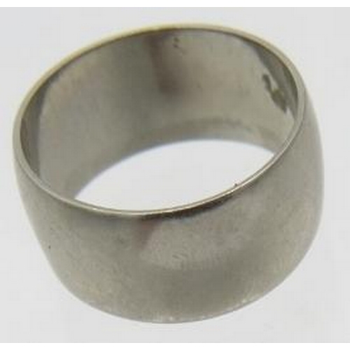 352 - An 18ct white gold wedding ring, size T. Approx weight 12.4 grams.
Condition report: Surface scratch... 