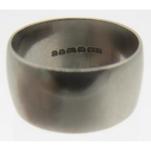 352 - An 18ct white gold wedding ring, size T. Approx weight 12.4 grams.
Condition report: Surface scratch... 