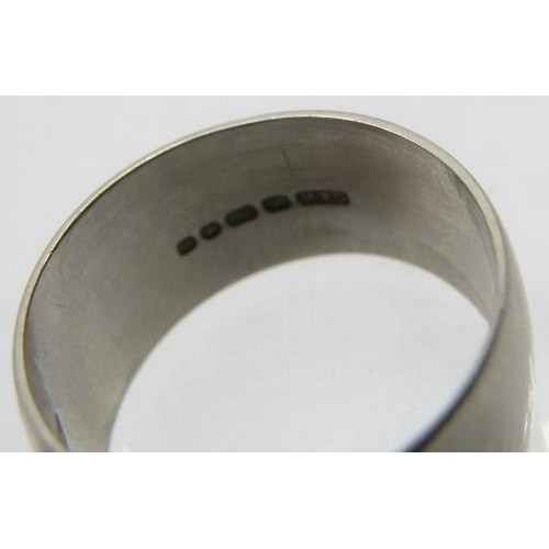 352 - An 18ct white gold wedding ring, size T. Approx weight 12.4 grams.
Condition report: Surface scratch... 