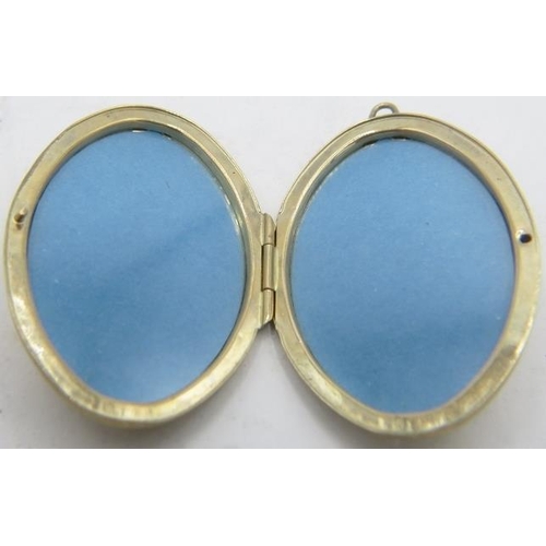 353 - A 9ct yellow gold oval locket. Approx 40mm long, approx weight 7.6 grams.
Condition report: Some sur... 