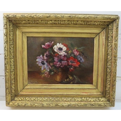 567 - Mad Saintaraille 19th/20th century - An oil on canvas, set in a heavy gilt carved frame. Still life ... 