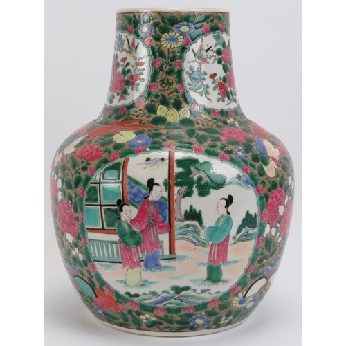 61 - A Chinese Famille Rose porcelain vase, 20th century. 30.5 cm height.
Condition report: Some age rela... 