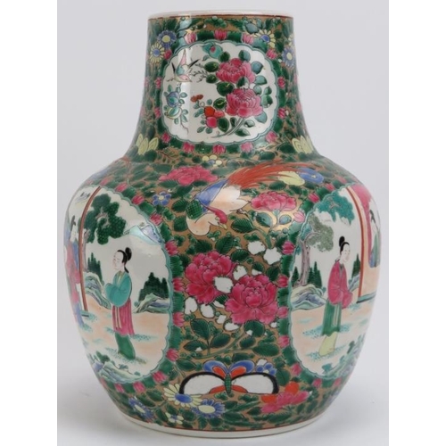 61 - A Chinese Famille Rose porcelain vase, 20th century. 30.5 cm height.
Condition report: Some age rela... 