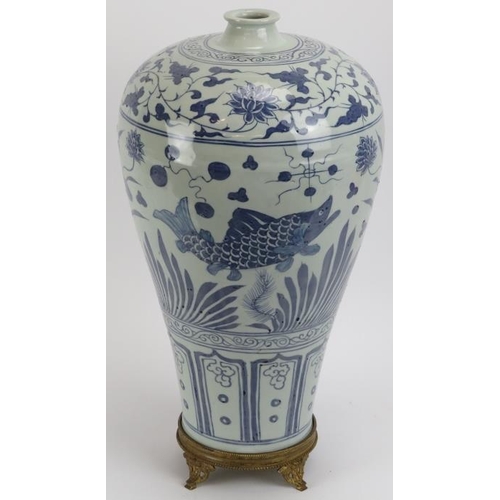 63 - A large Chinese Ming dynasty style blue and white porcelain meiping vase, 20th century. Decorated wi... 