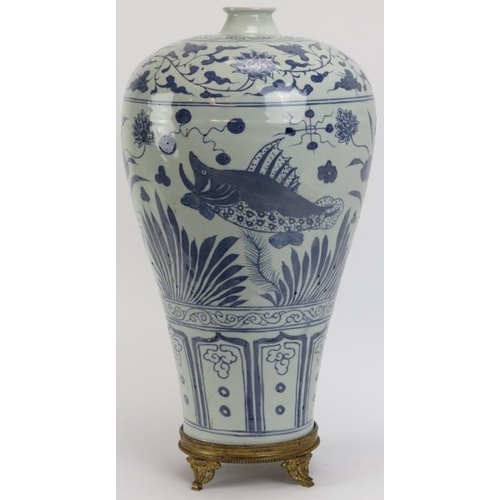 63 - A large Chinese Ming dynasty style blue and white porcelain meiping vase, 20th century. Decorated wi... 