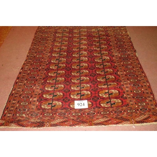 924 - An early-mid 20th century Persian rug. 150cm x 120cm (approx).
Condition report: Some wear and tear.