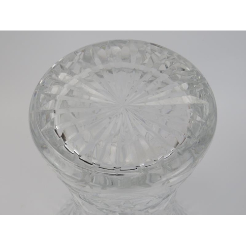 12 - A large Bohemian clear cut crystal glass vase, 20th century. 30 cm height. 
Condition report: Good c... 