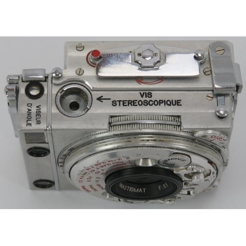 124 - A Vintage Swiss Jaeger le Coultre Co Compass Camera II. No 3365. 35MM lens. Instruction manuals incl... 