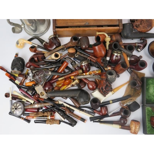 144 - Tobacconalia: A large collection of vintage pipes and an oak pipe rack. (Quantity) Rack: 25.3 cm len... 