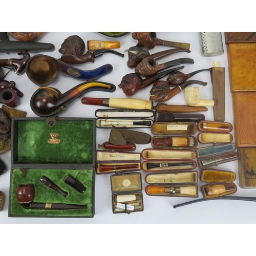 144 - Tobacconalia: A large collection of vintage pipes and an oak pipe rack. (Quantity) Rack: 25.3 cm len... 