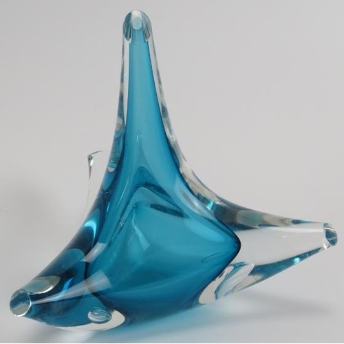 150 - A studio glass vase by S L Linders. 15.9 cm height. 
Condition report: Good condition.