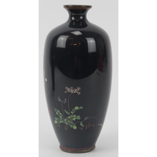 155 - A Japanese cloisonné enamelled vase, late Meiji/Taisho period. 14.5 cm height. 
Condition report: Go... 