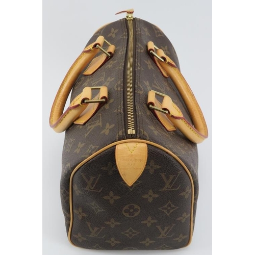 205 - A Louis Vuitton monogram canvas leather ’Speedy 25’ handbag. Approximate dimensions: 26 cm length, 1... 