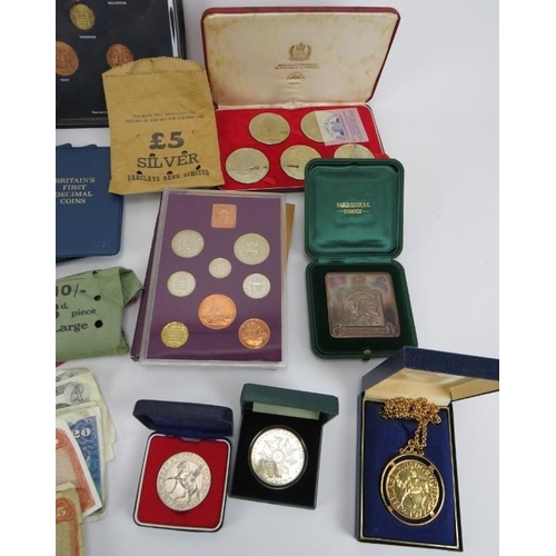 298 - A large collection of Britiush, European and world coins including proof sets, commemorative £2 coin... 