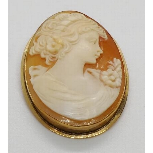 371 - A large oval shell carved cameo brooch/pendant depicting a classical female portrait in profile, ova... 