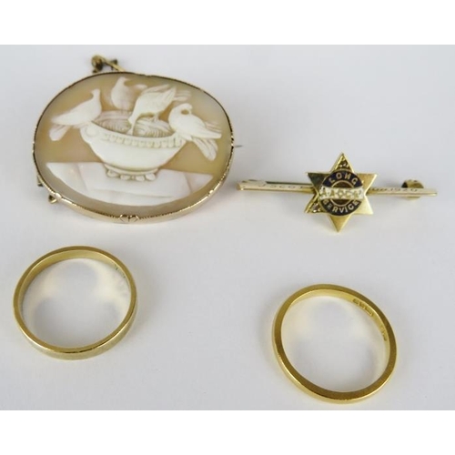 391 - A 22ct gold wedding band, and assorted jewellery to include a shell cameo, and a tigers eye pendant,... 