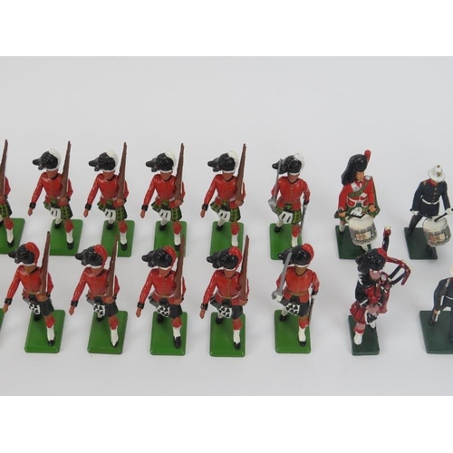 58 - A group of vintage cold painted metal British model soldier figures. Britains Highlander figures inc... 