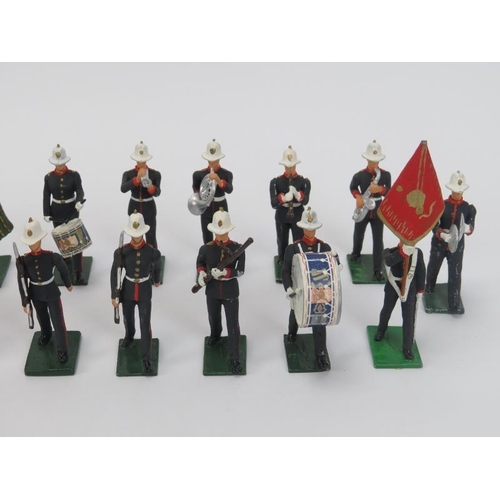 58 - A group of vintage cold painted metal British model soldier figures. Britains Highlander figures inc... 