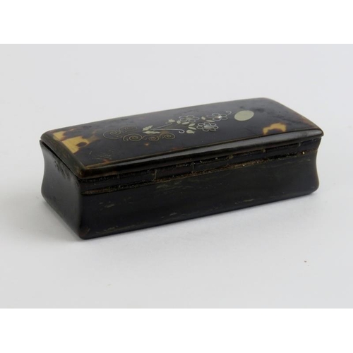 7 - A tortoiseshell inlaid horn snuff box and two vintage pill boxes, 19th century and later. Comprising... 