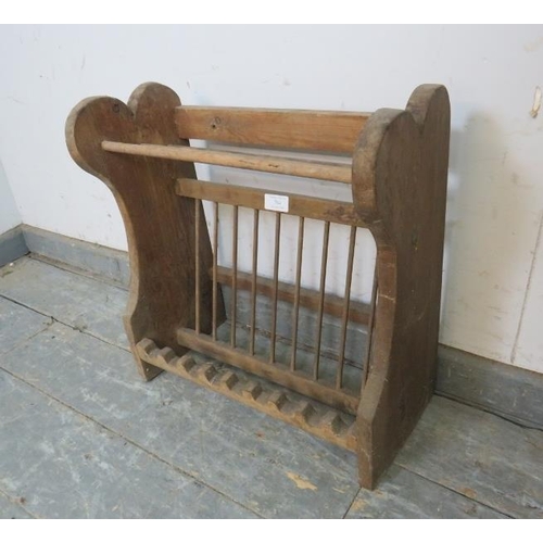 764 - A small antique pine plate rack with shaped end supports. Can be either wall-mounted or freestanding... 