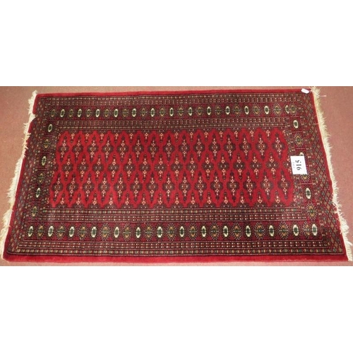 915 - A 20th Persian rug, central field of repeat pattern on red ground. 163cm x 96cm (approx).
Condition ... 