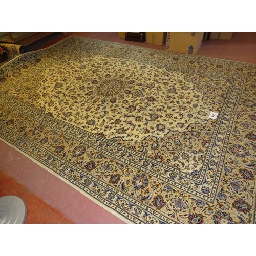 925 - A fine central Persian Kashan carpet, 100% wool, flowers on a cream ground. 350cm x 230cm (approx).
... 