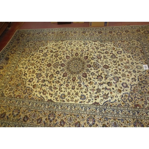 925 - A fine central Persian Kashan carpet, 100% wool, flowers on a cream ground. 350cm x 230cm (approx).
... 