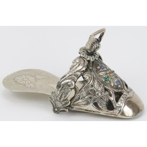 105 - A Peruvian embossed white metal ladies stirrup, 18th/19th century. Of slipper form, decorated with f... 