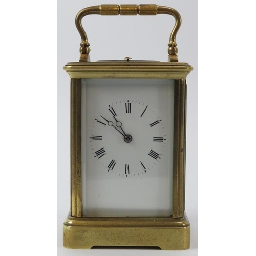 123 - An English brass repeater carriage clock, 20th century. Box and key included. 13.8 cm height.
Condit... 