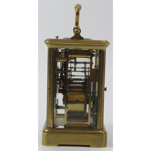 123 - An English brass repeater carriage clock, 20th century. Box and key included. 13.8 cm height.
Condit... 