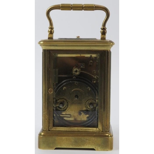 123 - An English brass repeater carriage clock, 20th century. Box and key included. 13.8 cm height.
Condit... 