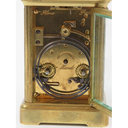 123 - An English brass repeater carriage clock, 20th century. Box and key included. 13.8 cm height.
Condit... 