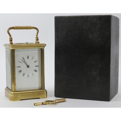 123 - An English brass repeater carriage clock, 20th century. Box and key included. 13.8 cm height.
Condit... 