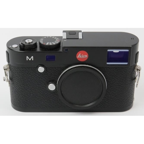 134 - A Leica M TYP 240 black finish digital rangefinder camera body. Box with accessories, carry strap an... 