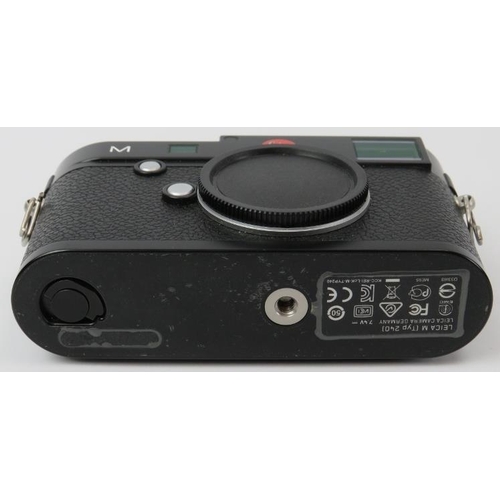 134 - A Leica M TYP 240 black finish digital rangefinder camera body. Box with accessories, carry strap an... 