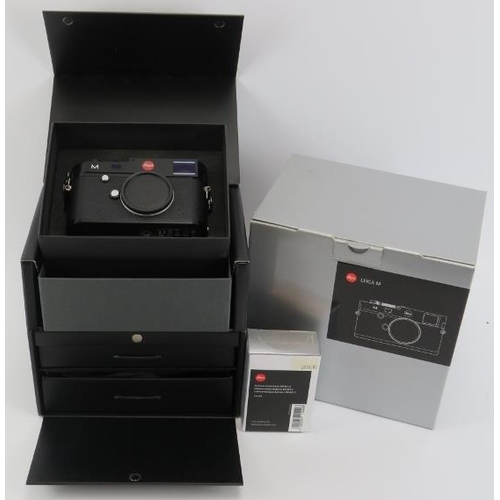 134 - A Leica M TYP 240 black finish digital rangefinder camera body. Box with accessories, carry strap an... 