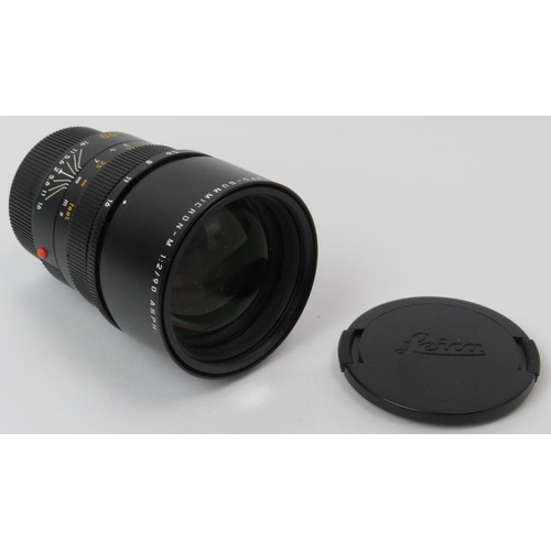 136 - A Leica APO-Summicron-M 1:2 90mm ASPH camera lens. Leica case and additional lens cap (E39) included... 