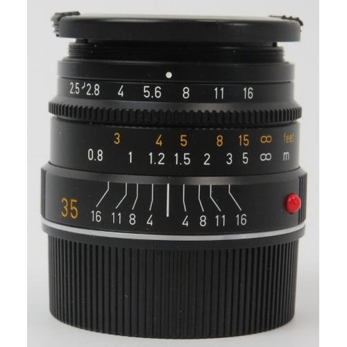 138 - A Leica Summarit-M 1:2.5 / 35mm E39 black camera lens. With caps, hood for 35mm & 50mm f/2.5, case, ... 