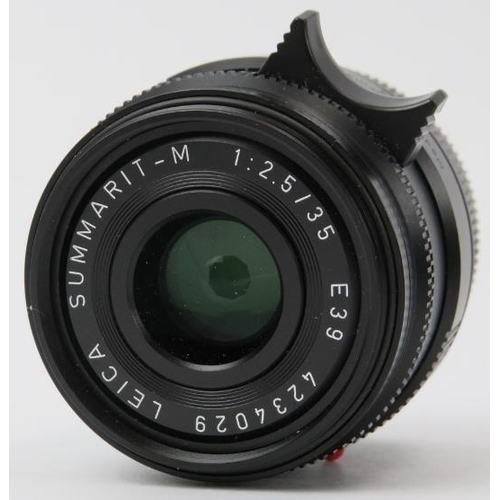 138 - A Leica Summarit-M 1:2.5 / 35mm E39 black camera lens. With caps, hood for 35mm & 50mm f/2.5, case, ... 