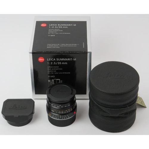 138 - A Leica Summarit-M 1:2.5 / 35mm E39 black camera lens. With caps, hood for 35mm & 50mm f/2.5, case, ... 