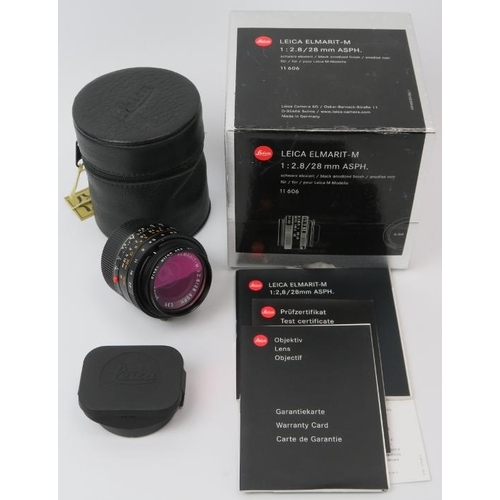 139 - A Leica Elmarit-M 1:2,8 / 28mm ASPH E39 black camera lens. With cap, hood, case, paperwork and box. ... 