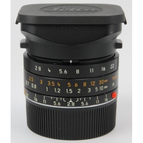 139 - A Leica Elmarit-M 1:2,8 / 28mm ASPH E39 black camera lens. With cap, hood, case, paperwork and box. ... 