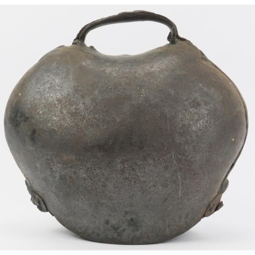 14 - An antique cast iron cowbell, 19th century. 25 cm height.
Condition report: Some age related wear an... 