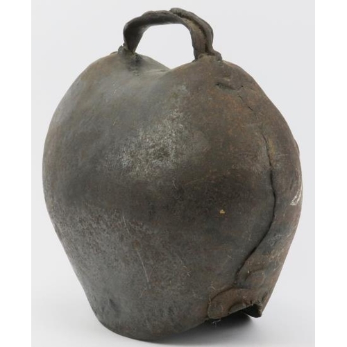 14 - An antique cast iron cowbell, 19th century. 25 cm height.
Condition report: Some age related wear an... 