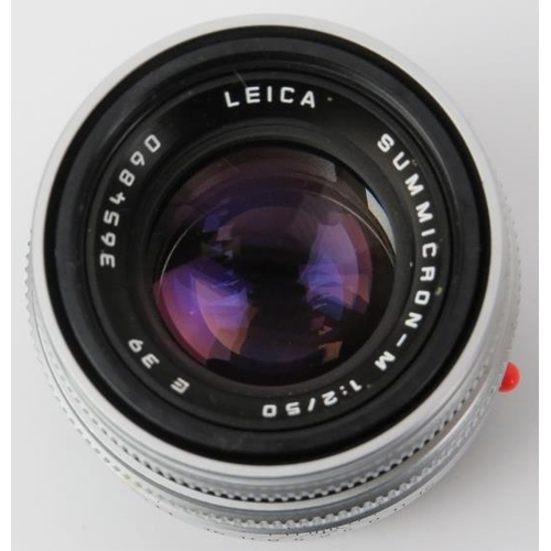 140 - A Leica Summicron-M 1:2 50mm E39 silver camera lens. Leica caps, case and box and included. Serial n... 