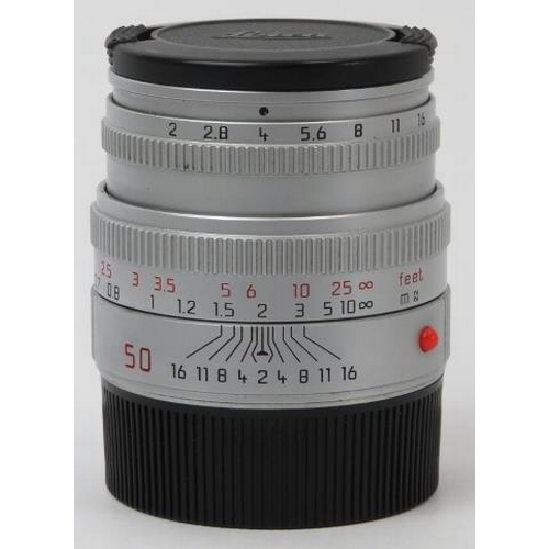 140 - A Leica Summicron-M 1:2 50mm E39 silver camera lens. Leica caps, case and box and included. Serial n... 